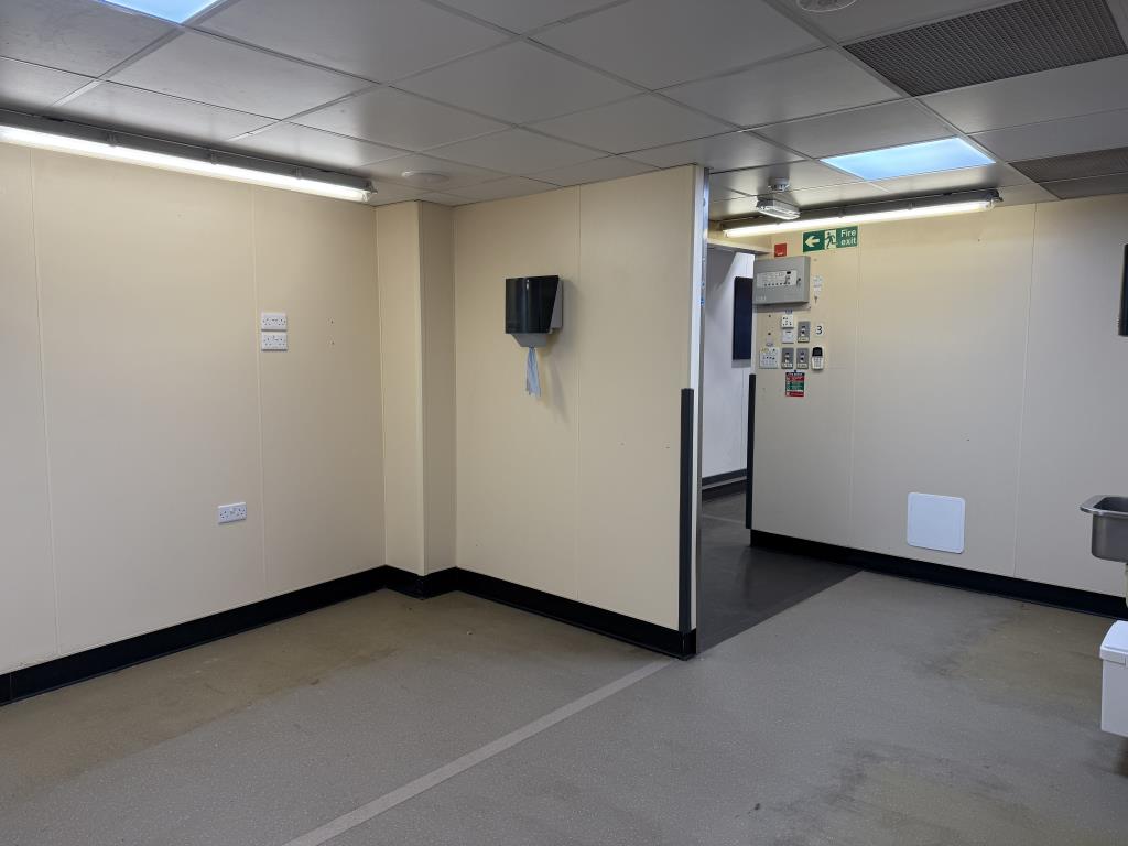 Lot: 91 - SINGLE STOREY COMMERCIAL UNIT ON HIGH STREET - Kitchen and preparation area